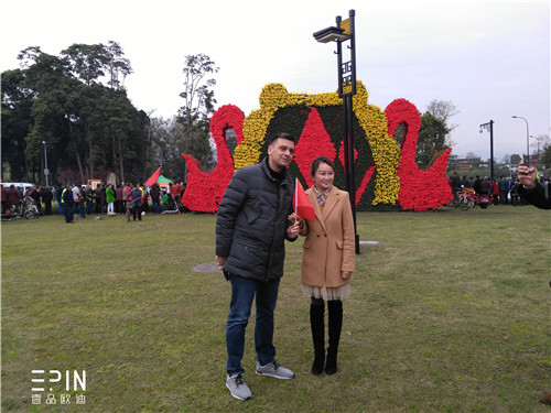 意大利国家电视台记者与都江堰青城山旅游景区管理局严局长合影-草莓视频网站下载欧迪办公家具拍摄